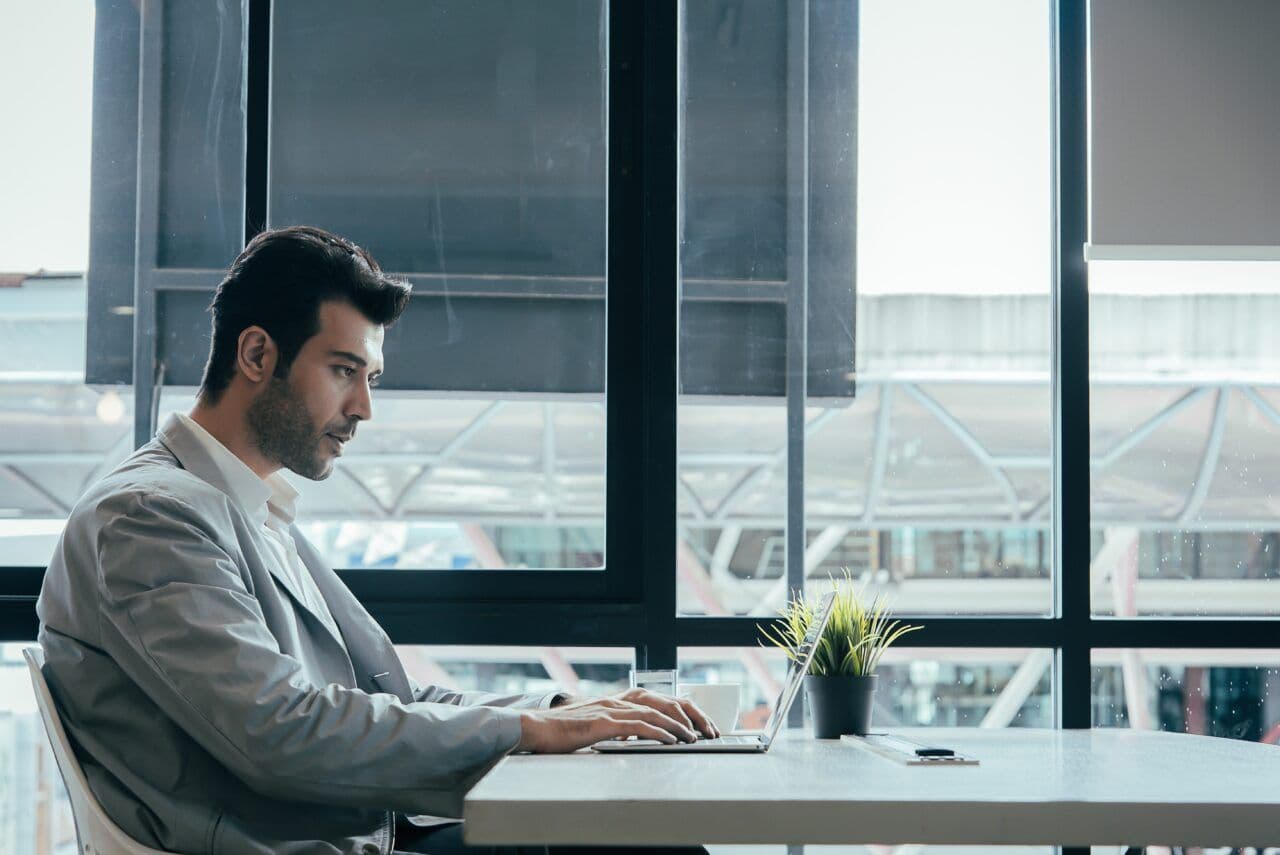 Mand computer arbejder